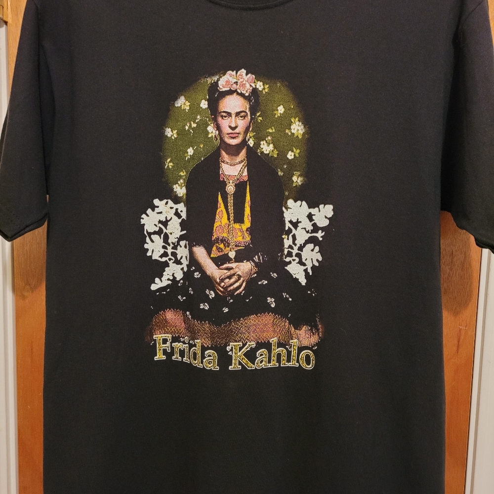 Frida Kahlo tshirt unisex large. Black.